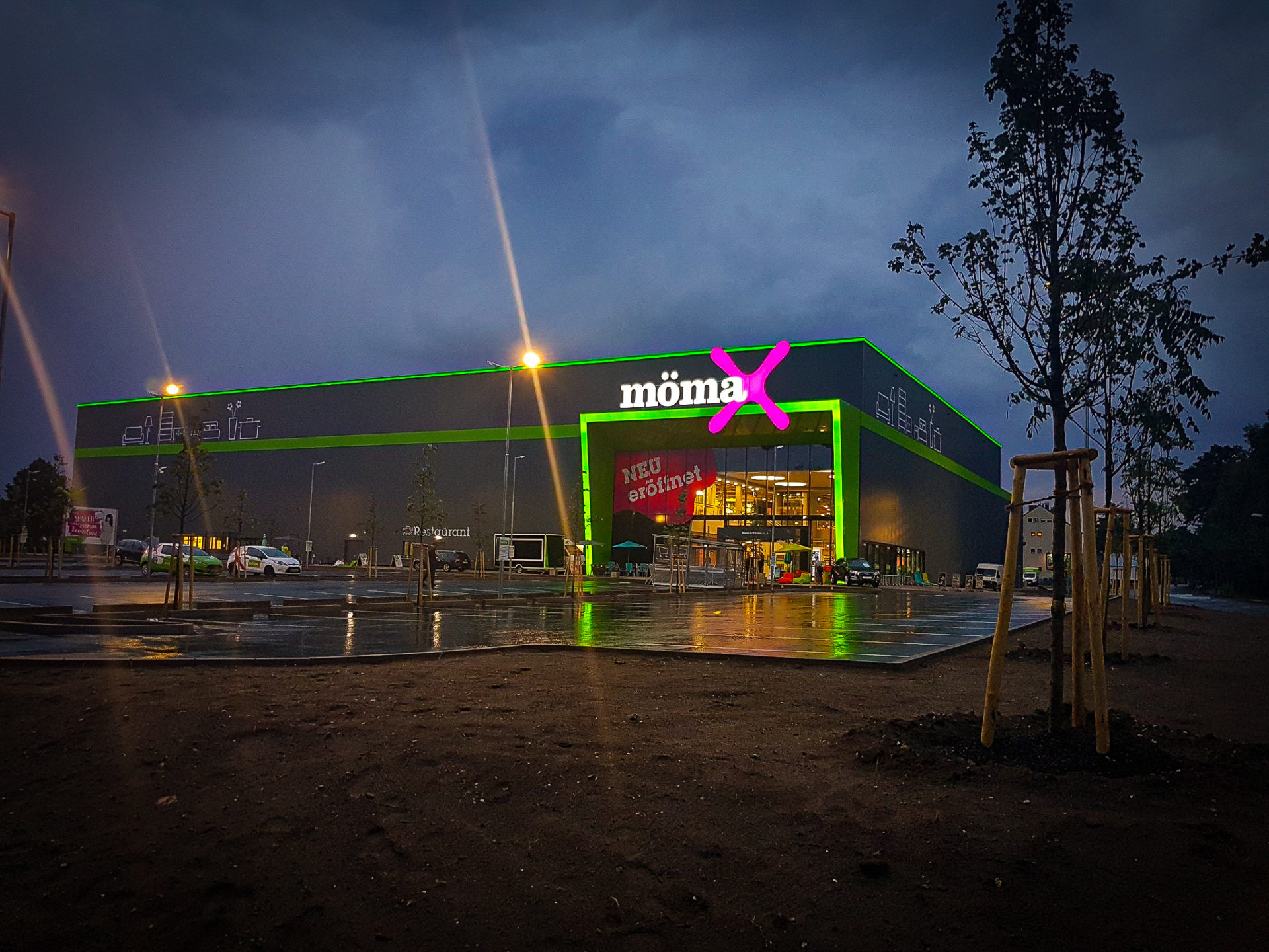 MAROTTA WERBUNG - Lichtreklame und Gebäudefolierung für unseren Kunden mömaX