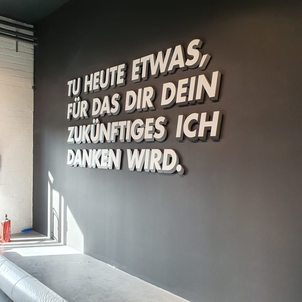 MAROTTA WERBUNG - Tu etwas und wir montieren es für Dich. So haben wir hier gefräste Dibondbuchstaben in 3D-Optik an die Wand gebracht. Marotta Werbung aus Saarbrücken montiert bundesweit.